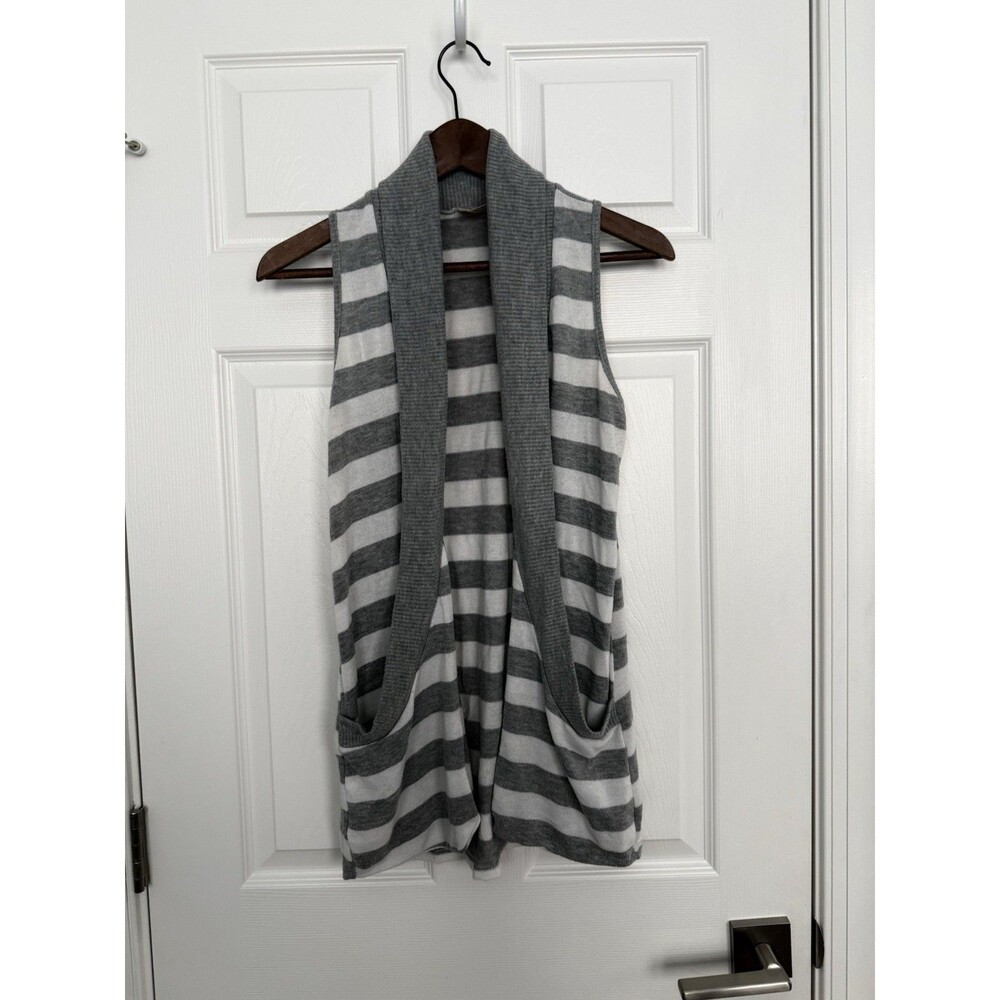 Pretty Good Women's Sleeveless Cardigan Medium